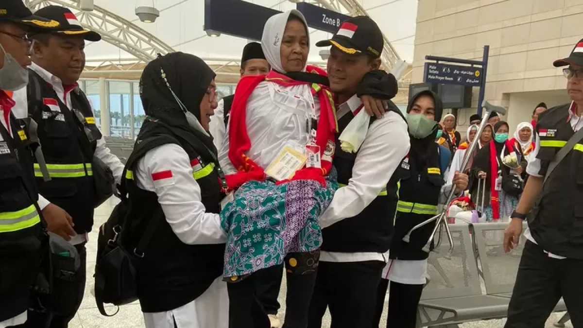 Cerita Petugas Berjibaku Dampingi Jemaah di Tanah Suci