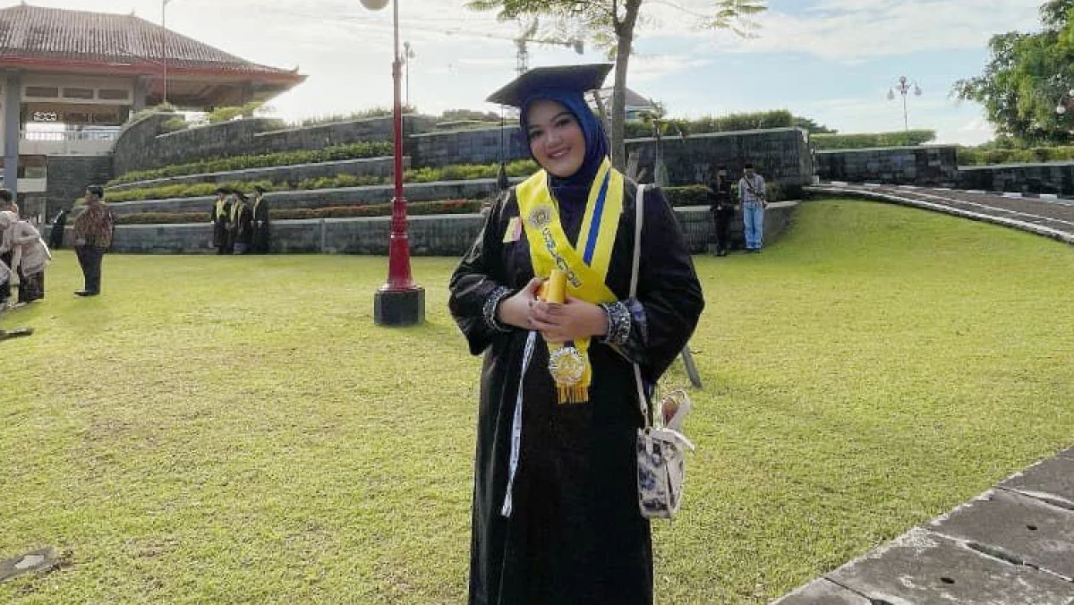 Kisah Inspiratif Sania Nadlirotullubba: Lulus dari UGM dengan IPK 3,98