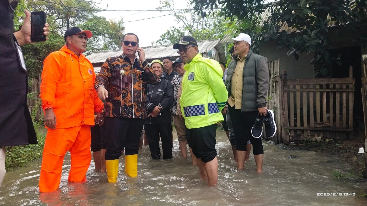 Hujan Deras, Sejumlah Wilayah di Kota Serang Dikepung Banjir dan Longsor