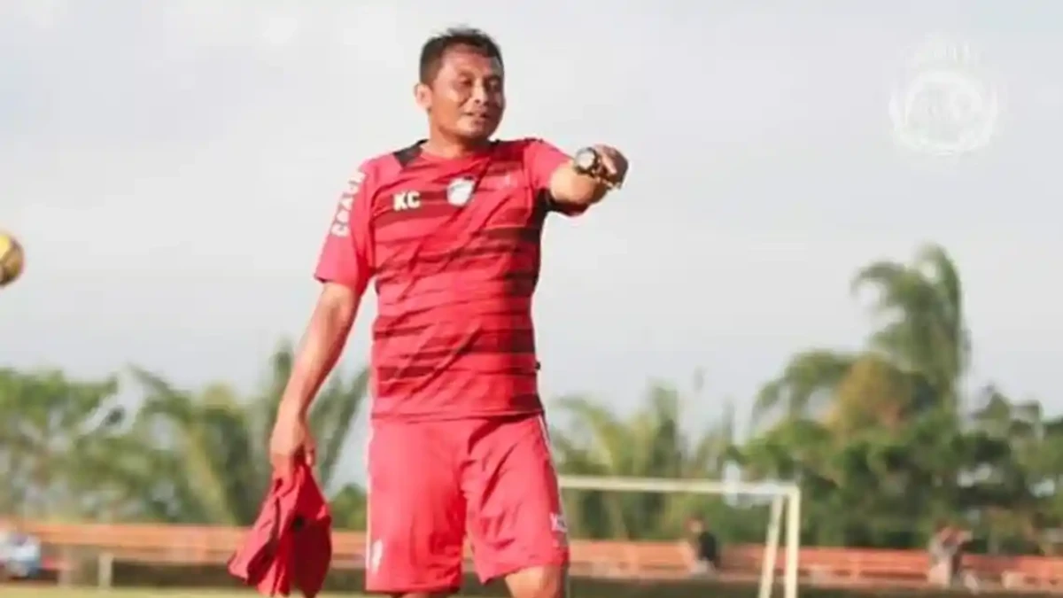 Asisten Pelatih Arema FC Kuncoro Meninggal Dunia Saat Laga Trofeo di Stadion Gajayana