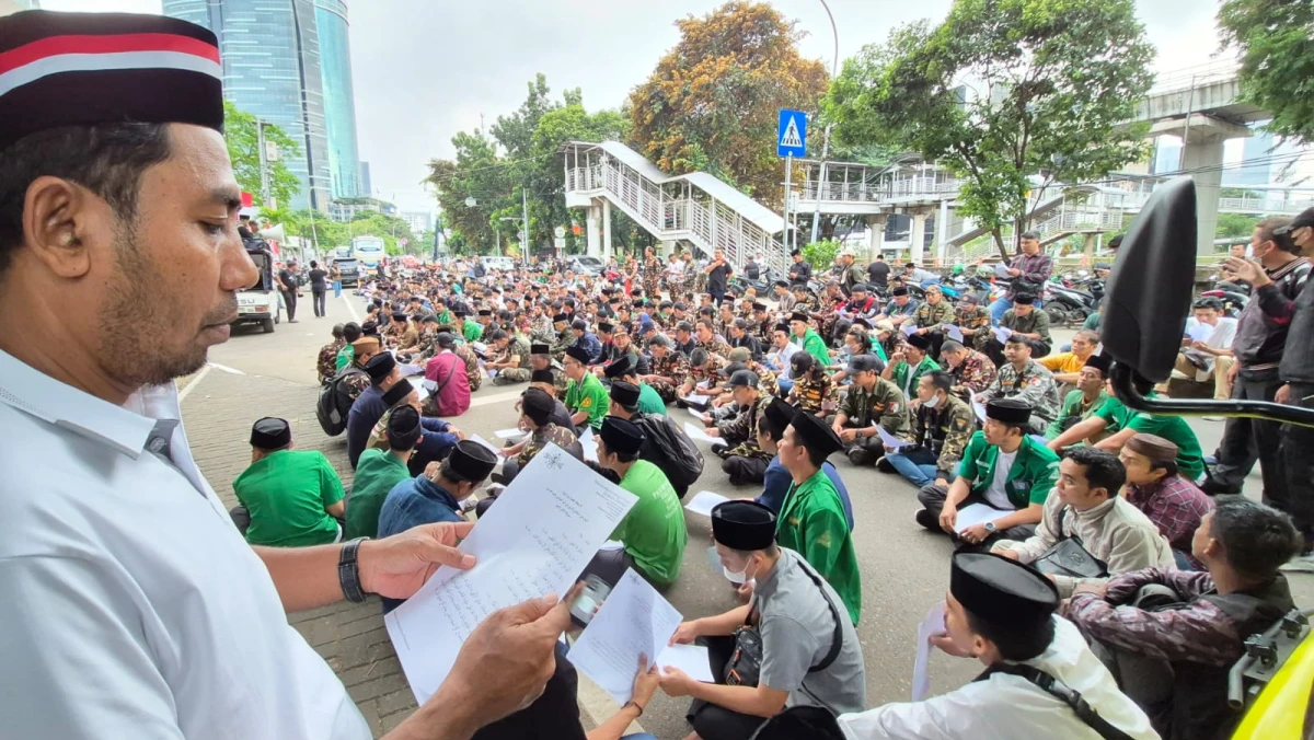 1.000 Banser Penuhi Halaman Gedung KPK, Serukan 'Stop Kriminalisasi Gus Yaqut'