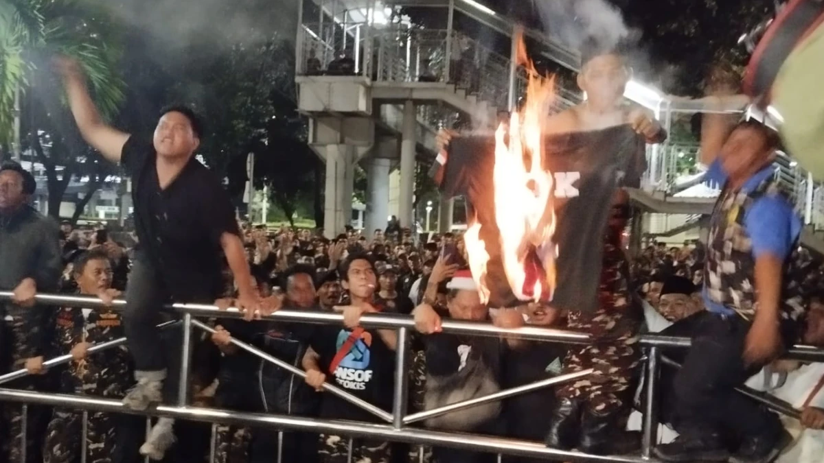 Gus Yaqut Ditahan, Ribuan Banser Menangis dan Teriakkan 'KPK Dholim'