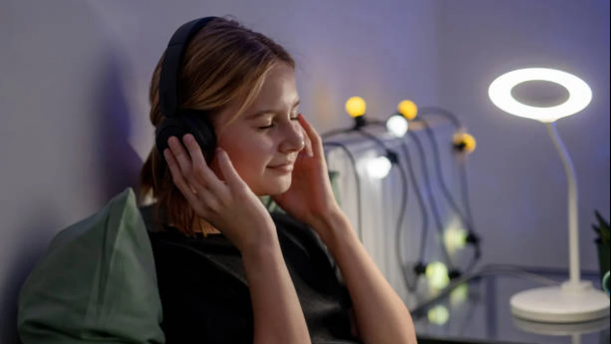 Ternyata Mendengarkan Musik Bisa Atasi Gangguan Tidur, Ini Sederet Manfaatnya!