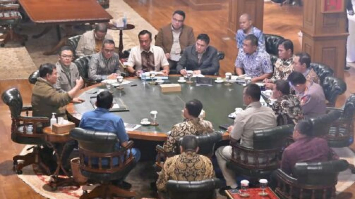 Prabowo Gelar Ratas di Hambalang, Bahas Aspirasi Pekerja hingga Peran Kampus untuk Bangun Daerah