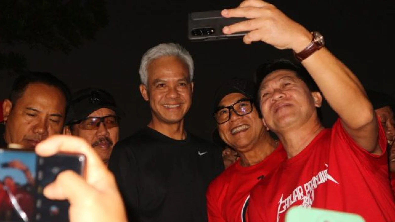 Ganjar Swafoto Bersama Warga, Gemuruh 'Ganjar Presiden' Bergema