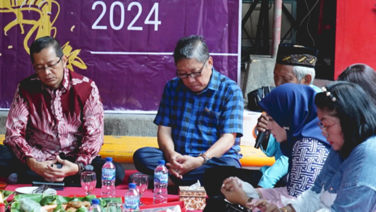 Potret Indahnya Mederasi Beragama di Jawa Tengah, Tokoh Muslim Pimpin Doa di Acara Ketuk Pintu Pasar Imlek Semawis