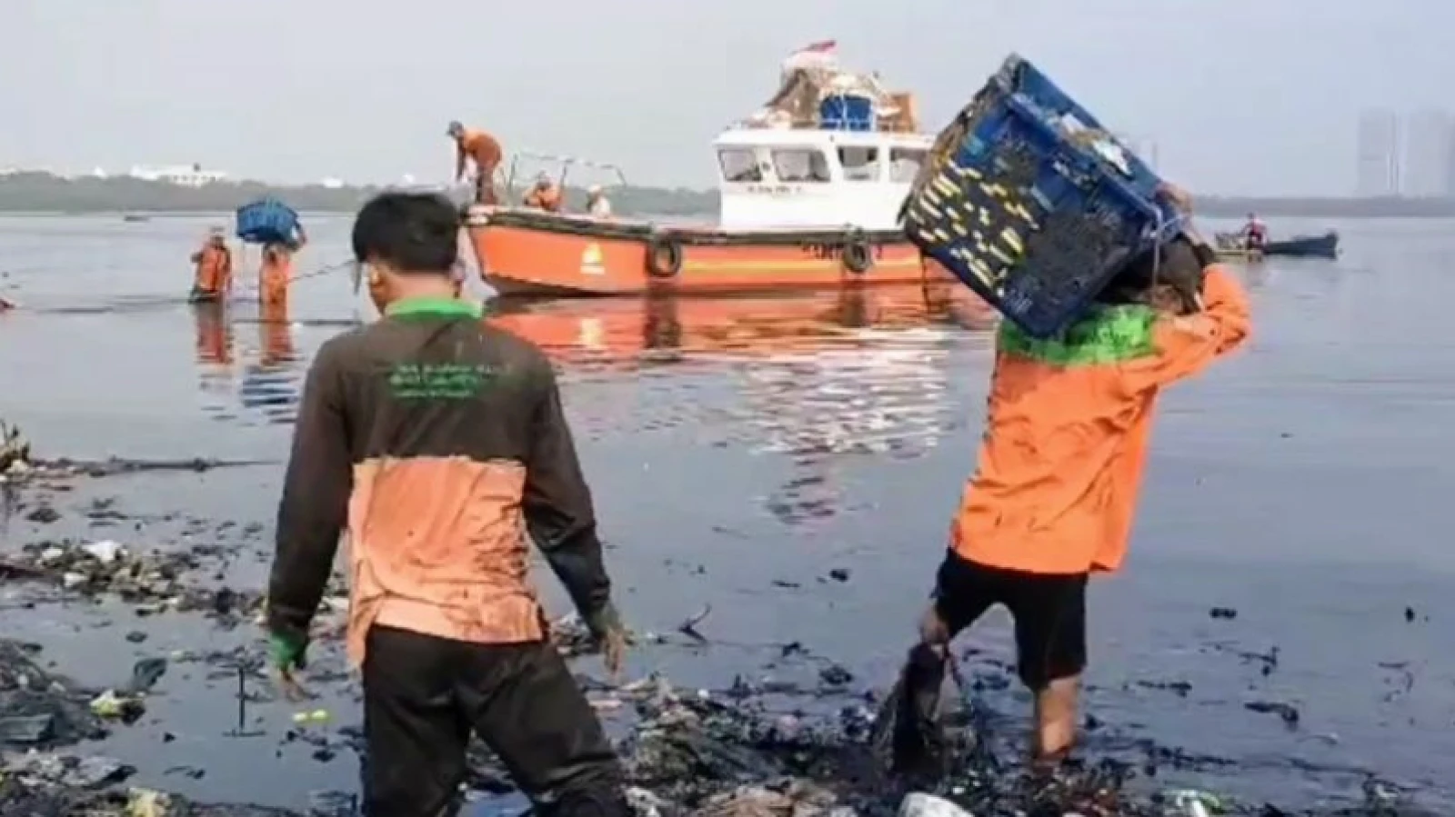 Aksi Bersama Bersih-bersih Sampah di Hutan Mangrove Angke