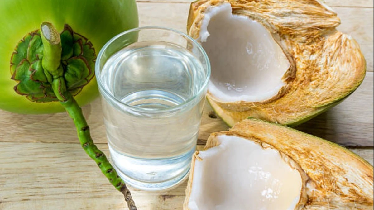 Mitos atau Fakta Air Kelapa Bisa Redakan Panas Dalam? Simak Penjelasan Medisnya!