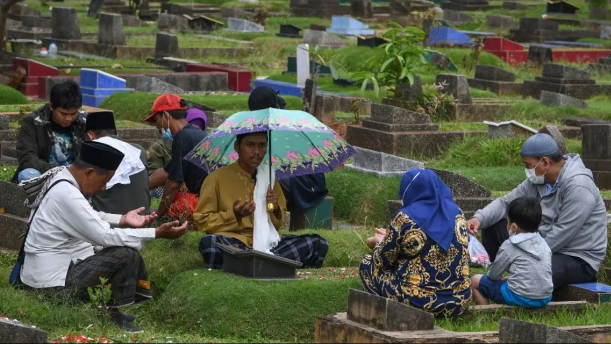 Hukum Ziarah Kubur ketika Suasana Lebaran Idulfitri, Haram?