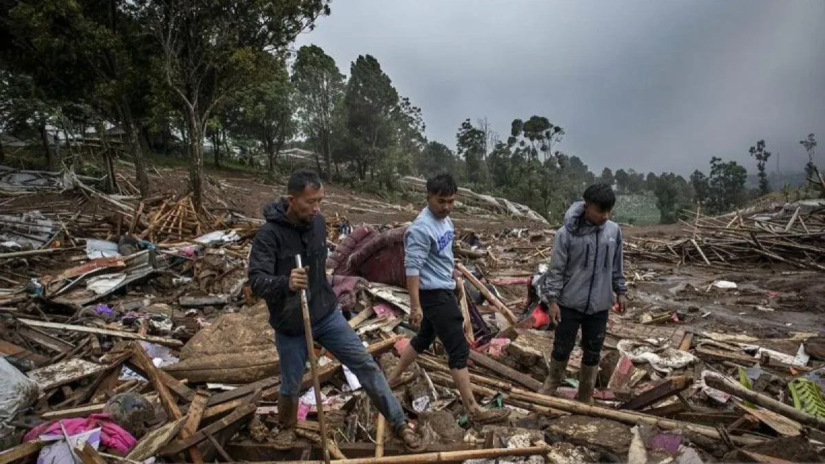 Banjir Bandang dan Longsor Timbun 2 Kampung di Cisarua Bandung Barat: 8 Meninggal, 82 Warga Hilang