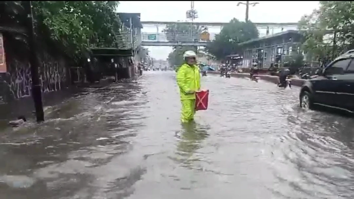 Belasan Titik di Jakarta Tergenang Banjir usai Diguyur Hujan Deras