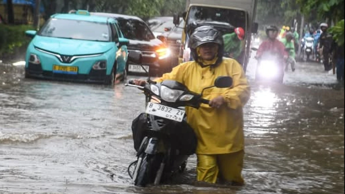 Banjir Rendam 16 RT dan 10 Ruas Jalan di Jakarta Minggu Pagi