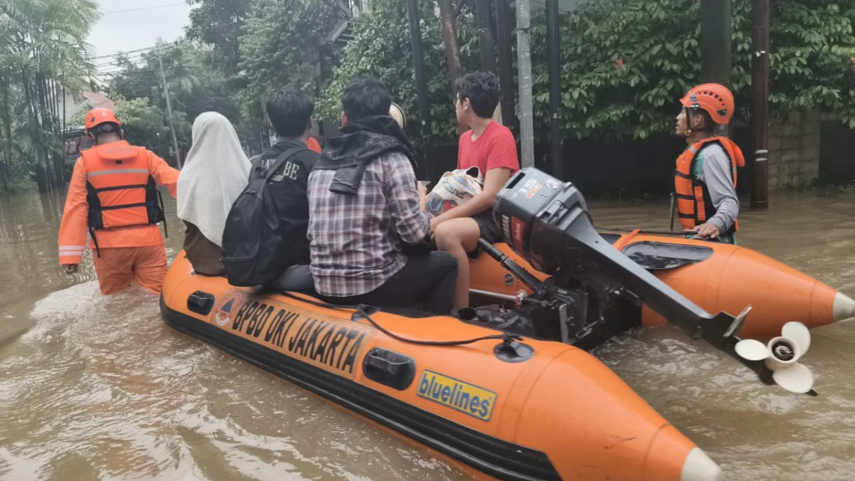 Banjir Rendam 35 RT dan 10 Ruas Jalan di Jakarta Sore Ini, Ketinggian Capai 1,5 Meter