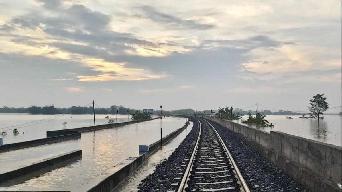 Banjir Terjang Grobogan, Perjalanan KA Jalur Utara Jawa Terhambat