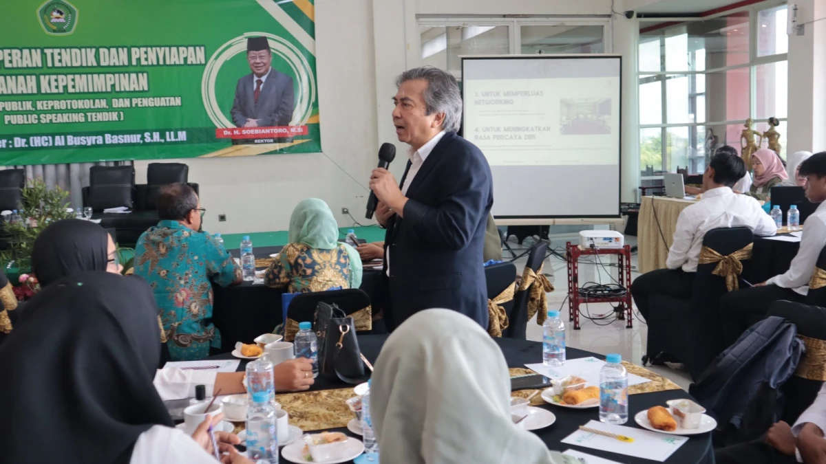 Cetak Pemimpin Kampus Kelas Dunia, Dubes Al Busyra Basnur Tekankan Public Speaking dan Kepemimpinan di UNISBA Blitar