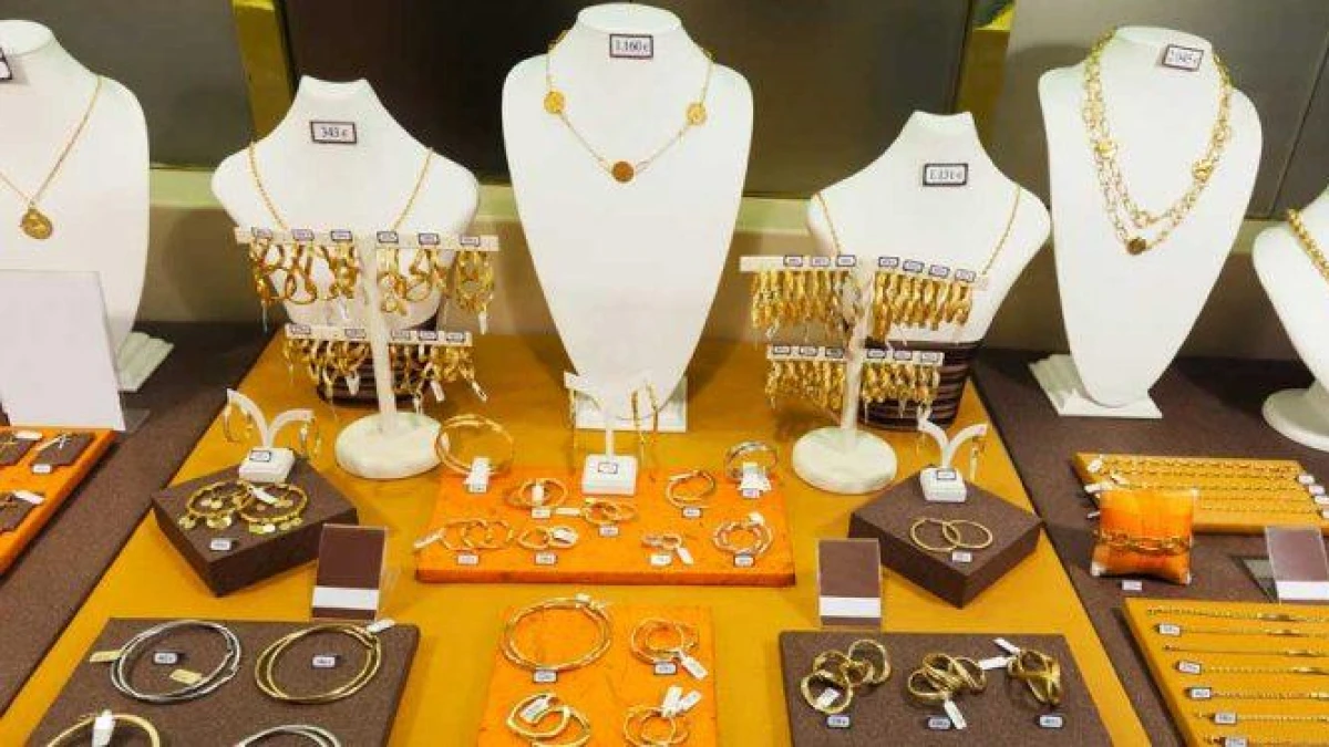 Harga Emas Hari Ini: Batangan Naik Tipis, Perhiasan Stabil