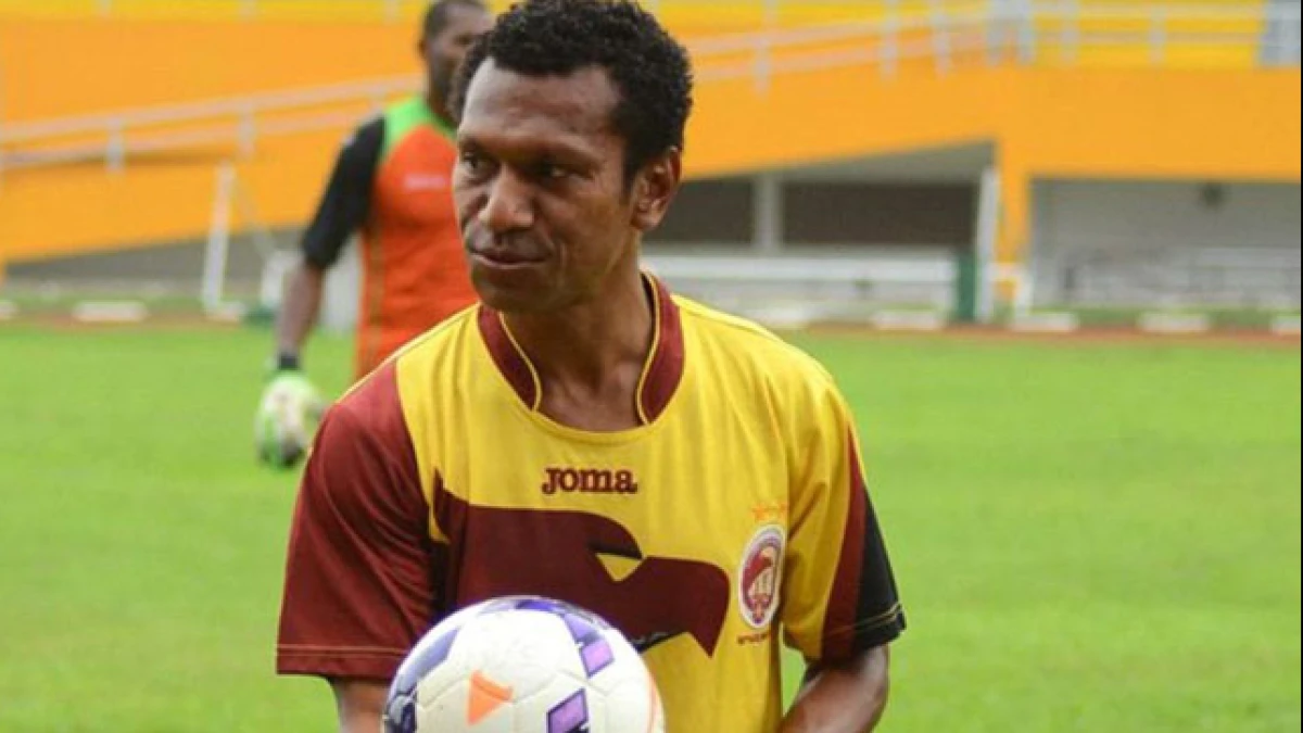 Kisah Mualaf Erol Iba: Dari Bintang Lapangan Hijau hingga Temukan Hidayah di Semen Padang