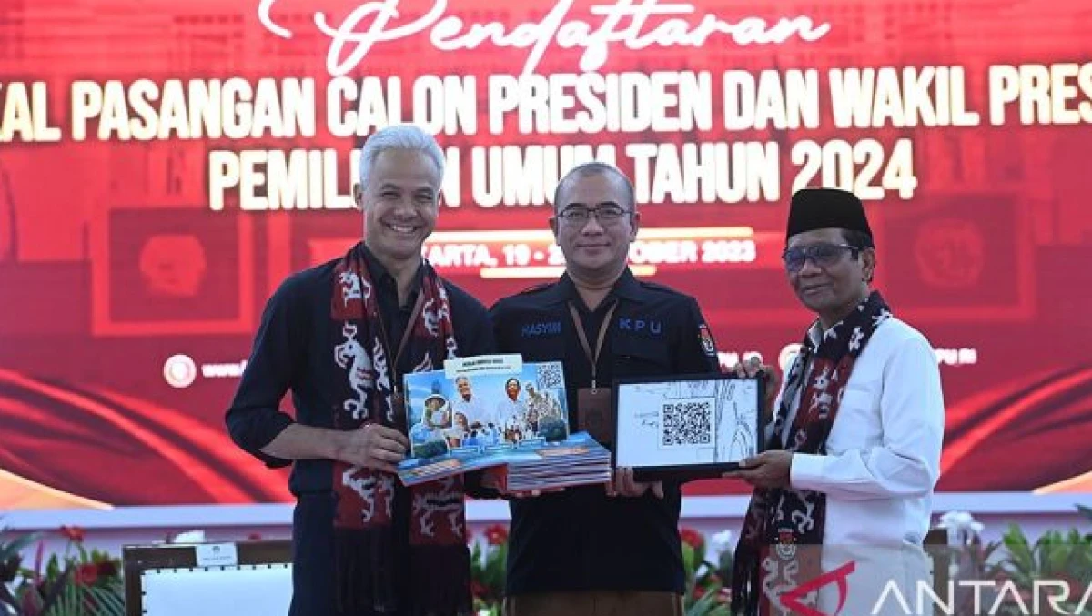Ganjar-Mahfud Serahkan Visi Misi Berbentuk Pop up hingga Barcode ke KPU