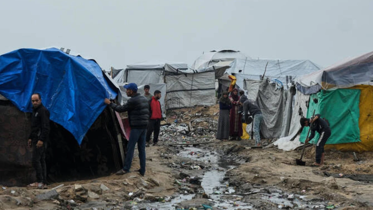 Hujan Lebat Banjiri Ratusan Tenda Gaza, Bayi di Kamp Meninggal Kedinginan, Ratusan Warga Palestina Pindah