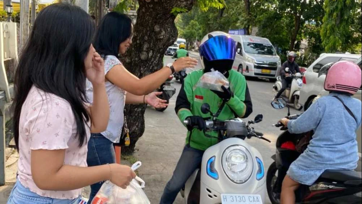 Momentum Prapaskah di Bulan Ramadan, Paroki Keluarga Kudus Atmodirono Berbagi Takjil Gratis