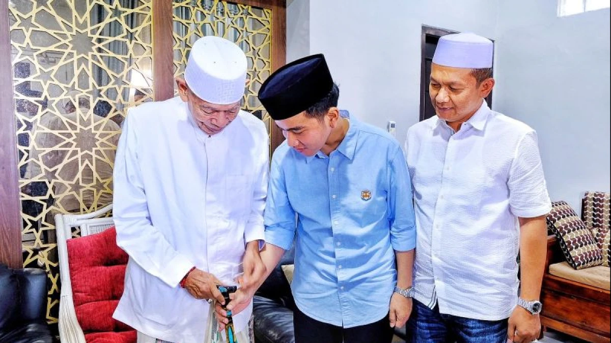 Gibran Kunjungi Kediaman Ayip Thohir di Cirebon, Minta Masukan dan Doa Restu