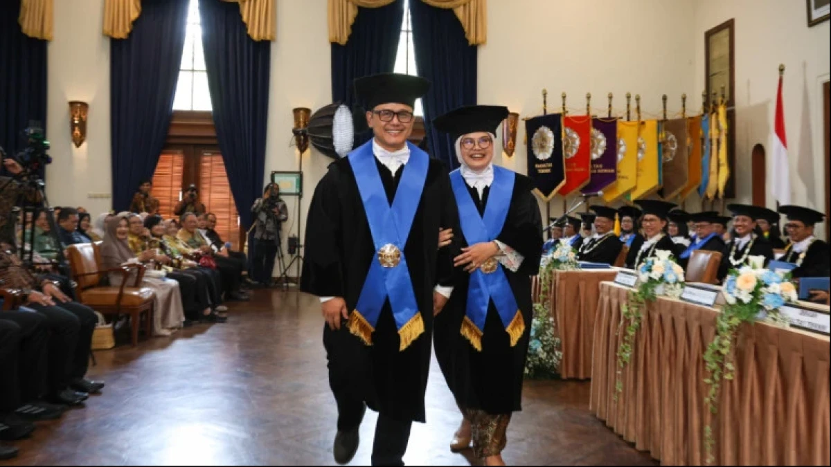 Momen Haru dan Unik, Pasangan Suami Istri Ini Dikukuhkan Bersama Jadi Guru Besar UGM