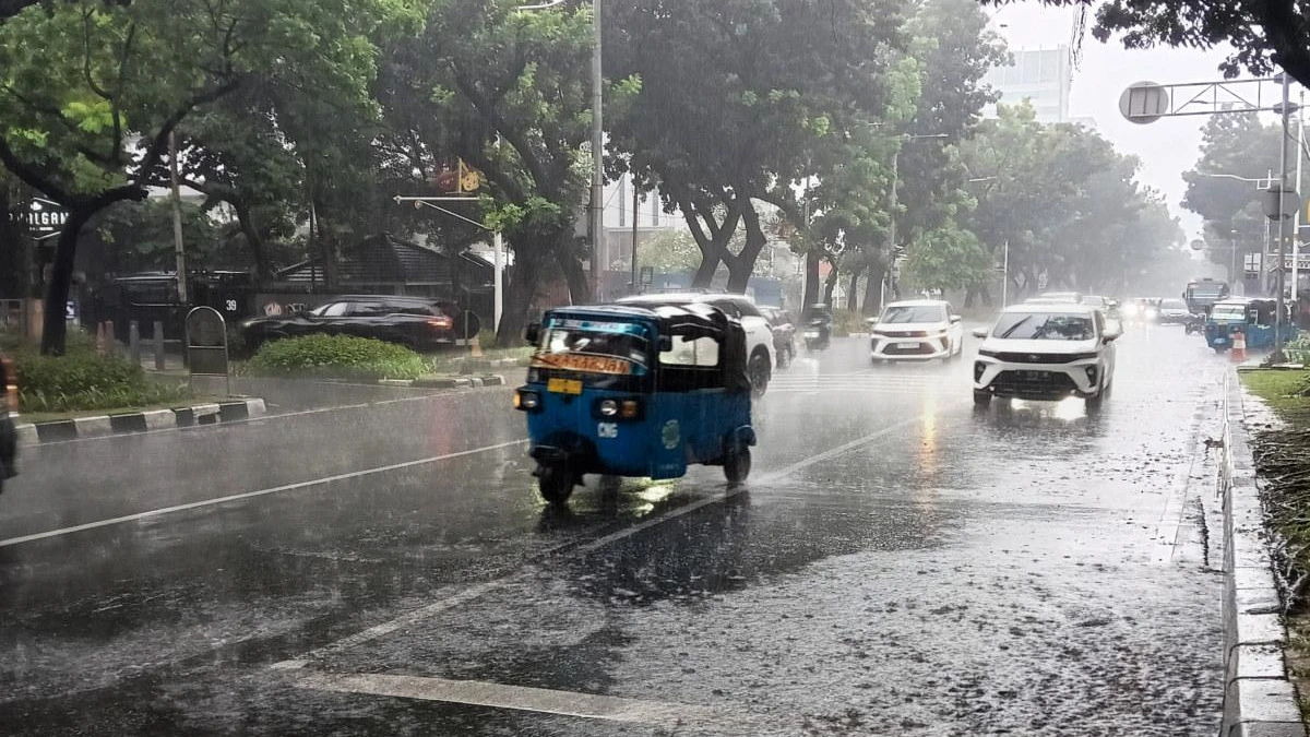 Cuaca Hari Ini: Hujan Guyur Jakarta Siang hingga Sore, Waspada Potensi Petir