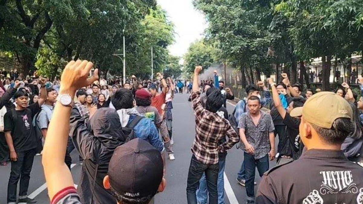 Tuntut Rektor Dicopot, Mahasiswa UP Blokade Jalan Lenteng Agung