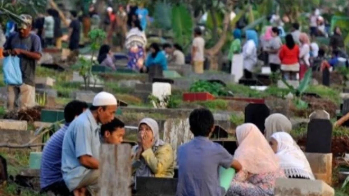 Hukum Ziarah Kubur Jelang Ramadan, Haram?