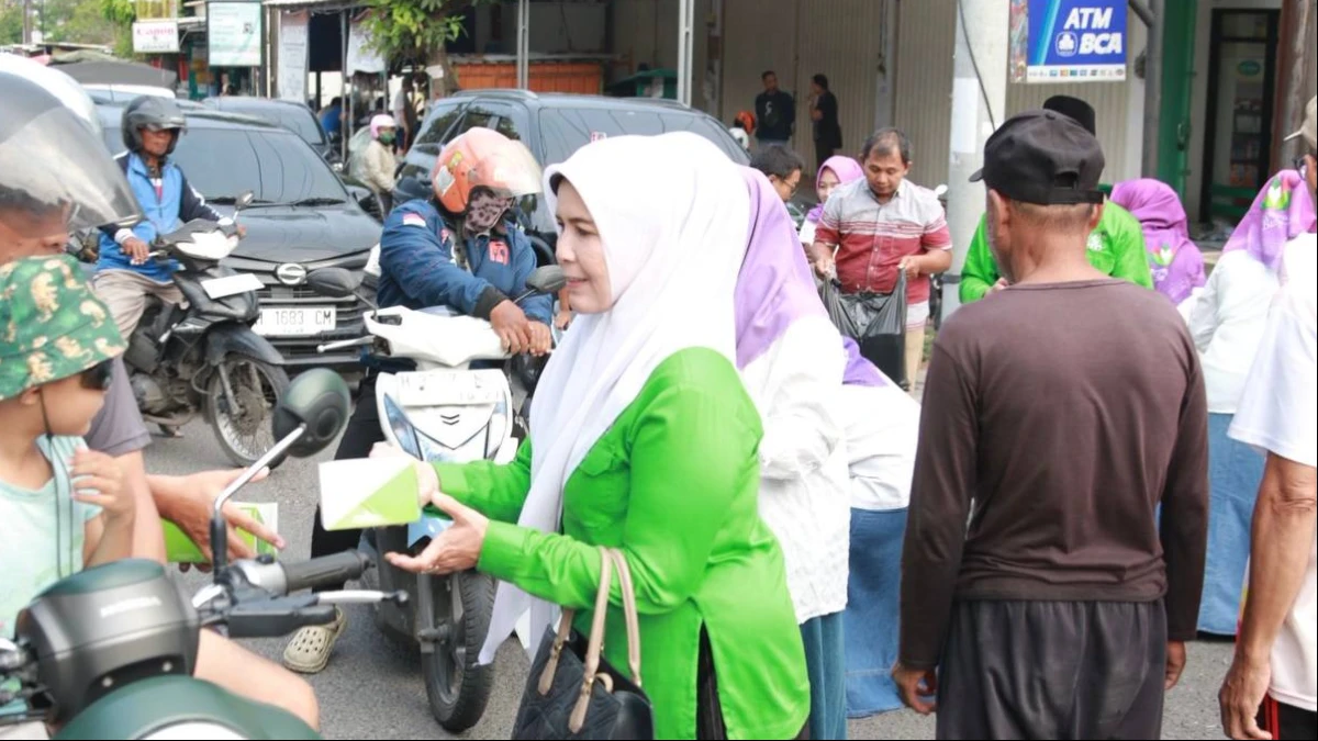 Sasar Pengguna Jalan, Perempuan Bangsa Jateng Tebar 3.500 Paket Takjil