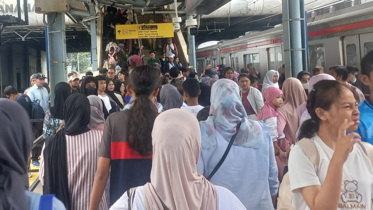 Libur Natal, Stasiun Tanah Abang Dipadati Penumpang dari Jabodetabek