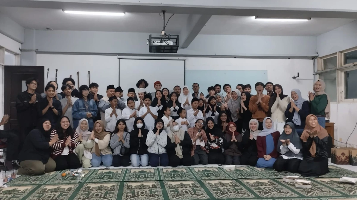 Prodi Sastra Inggris UNAS Isi Ramadan dengan Bukber dan Santunan Anak Yatim