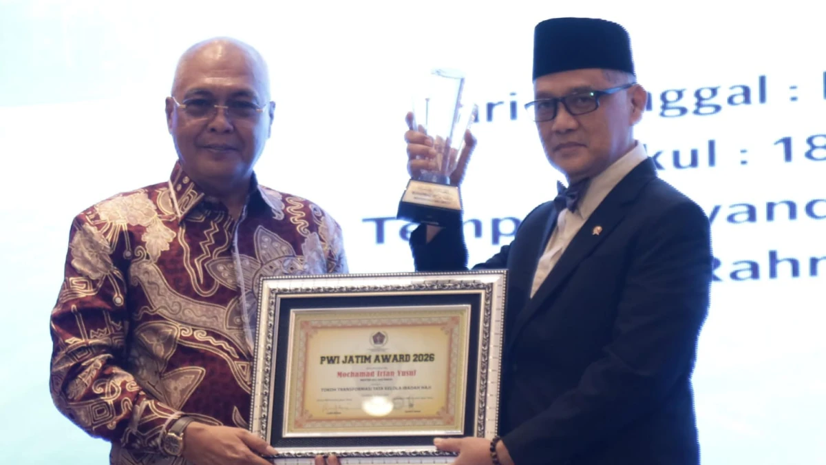 Menhaj Gus Irfan Terima Penghargaan Tokoh Transformasi Tata Kelola Ibadah Haji dari PWI Jawa Timur