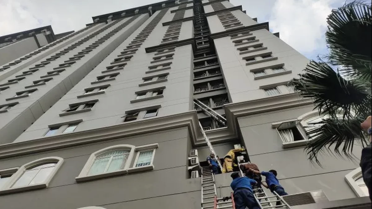 Kebakaran Apartemen Mediterania Jakbar, Evakuasi Penghuni Dramatis Pakai Tangga
