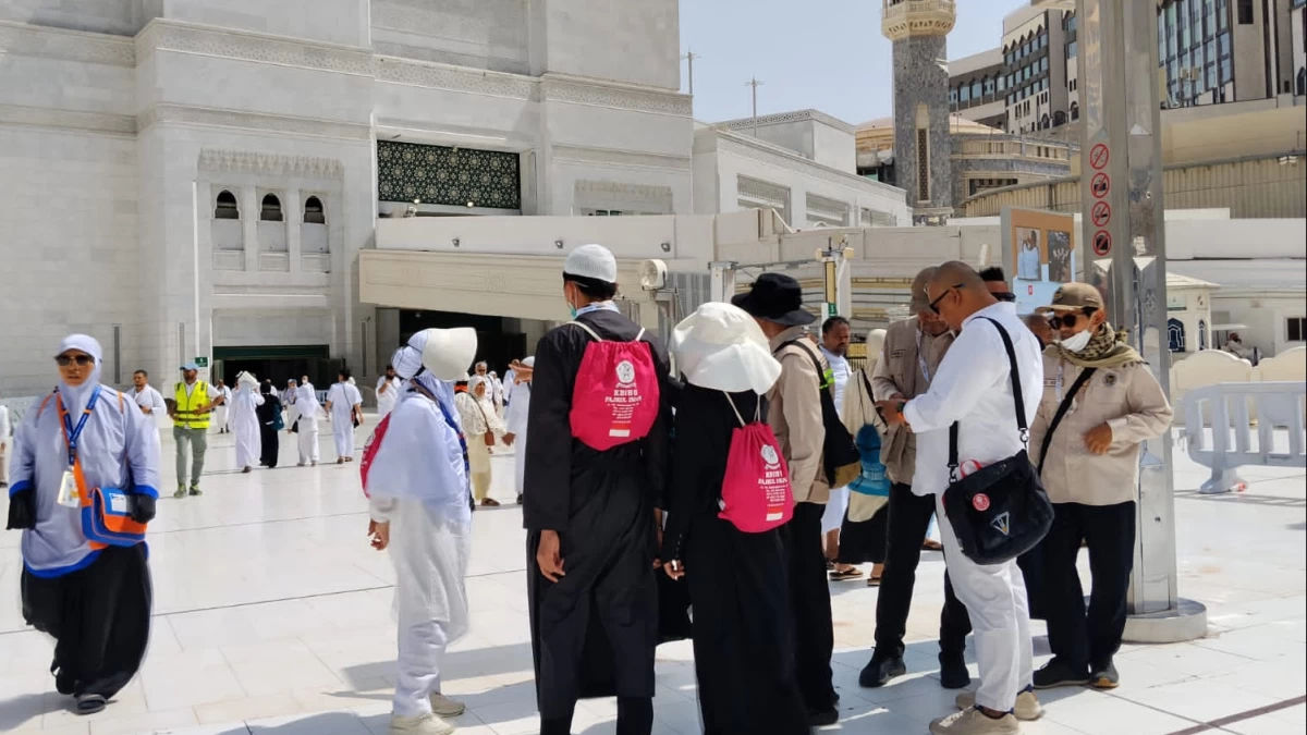 Tim Seksus Masjidil Haram PPIH Arab Saudi Sigap Bantu Jemaah Terpisah Rombongan Kembali ke Hotel
