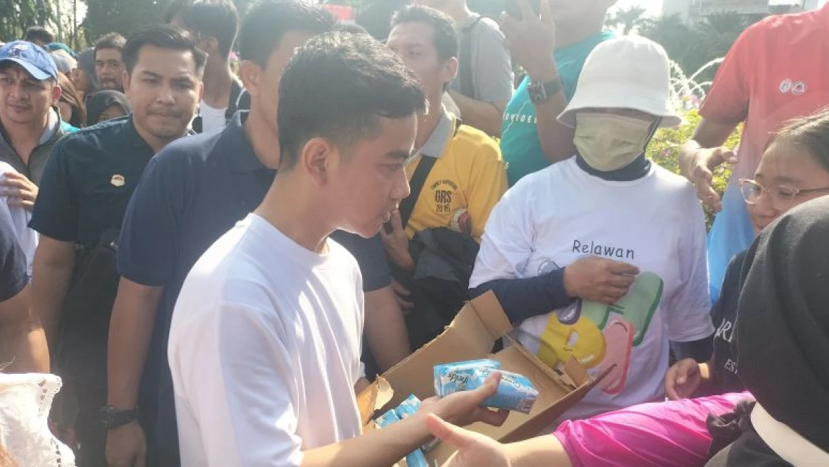 Gibran Car Free Day di Jl MH Thamrin Jakarta, Sapa Warga dan Bagikan Susu Gratis