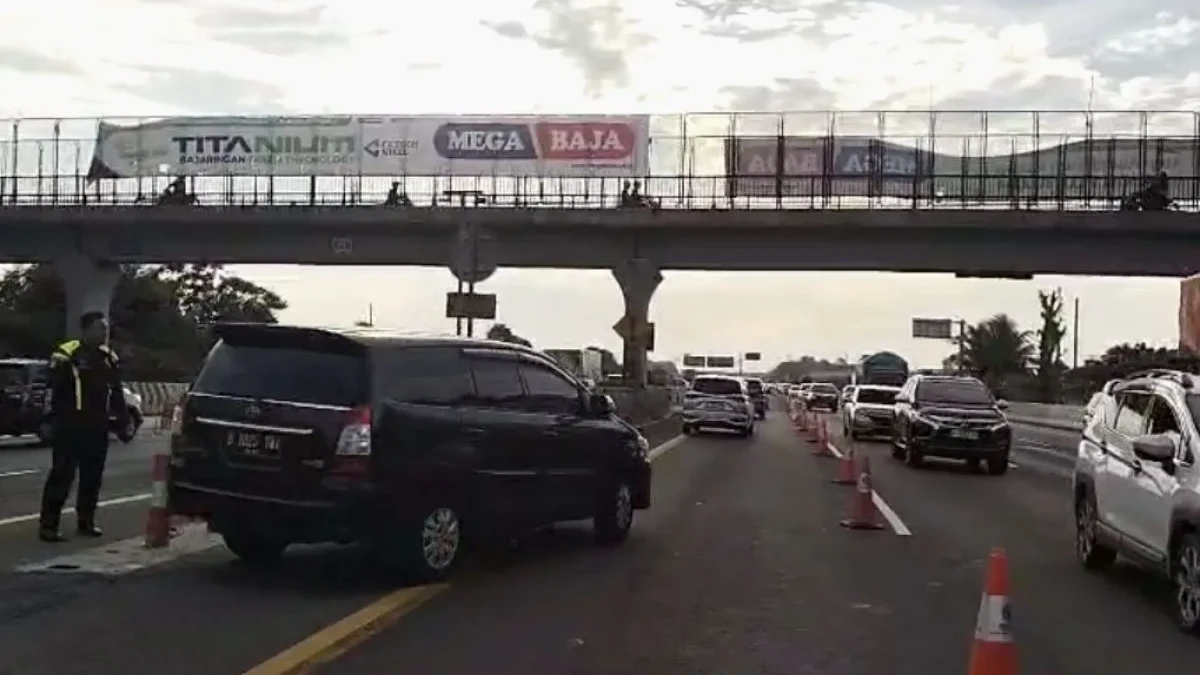 Arus Balik Libur Paskah Macet Parah, Contraflow Diberlakukan di Tol Jakarta-Cikampek