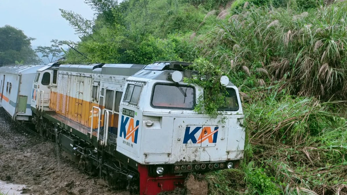 KAI: Seluruh Pelanggan KA 174 Ciremai yang Terdampak Longsoran di Lintas Maswati–Sasaksaat Dipastikan Selamat