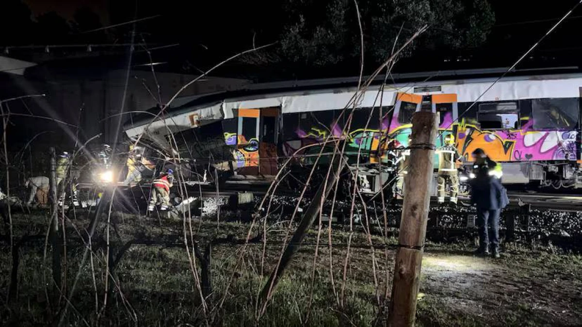 Kereta Commuter Line Anjlok: Masinis Tewas, 37 Terluka, dan Ratusan Ribu Penumpang Telantar