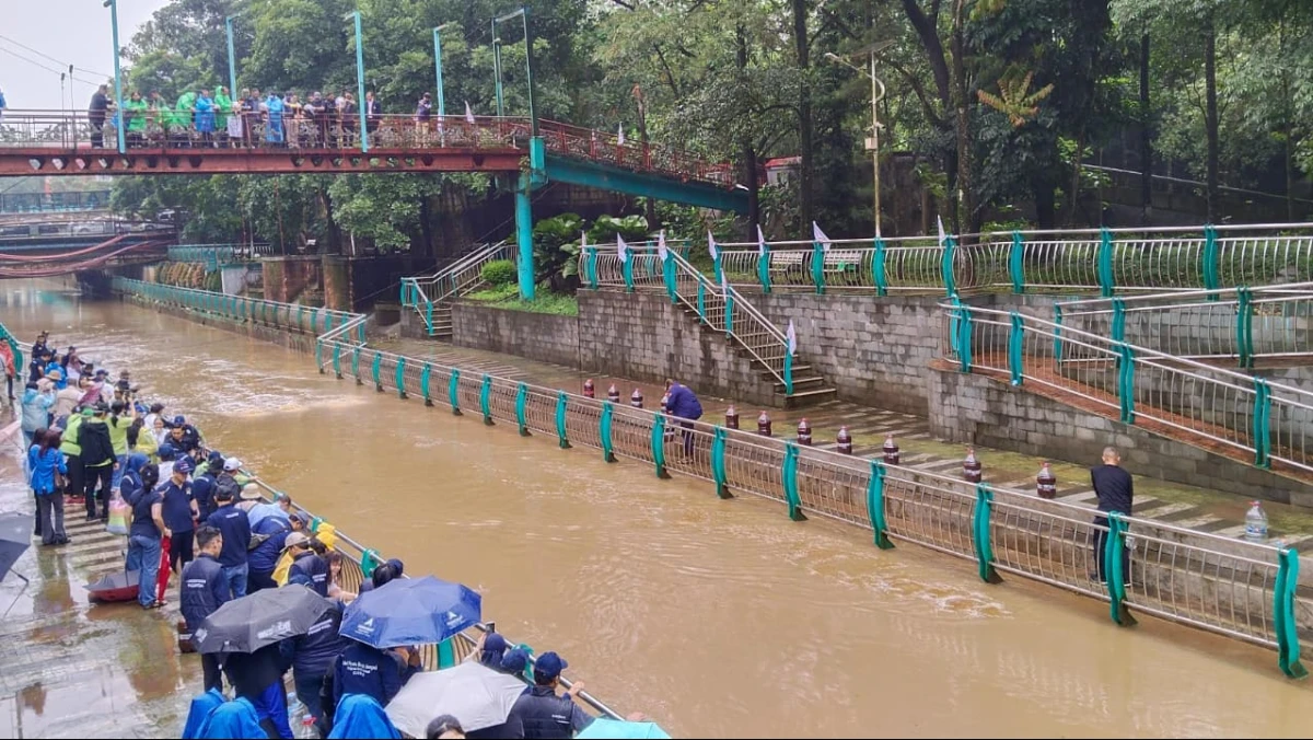 Aksi Gemabudhi–KLH Tuang 10.000 Liter Eco Enzyme di Sungai Cisadane Cetak Rekor MURI