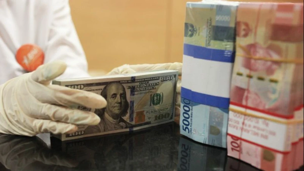 Rupiah Terjungkal, Nyaris Tembus Rp17.000 per Dolar AS