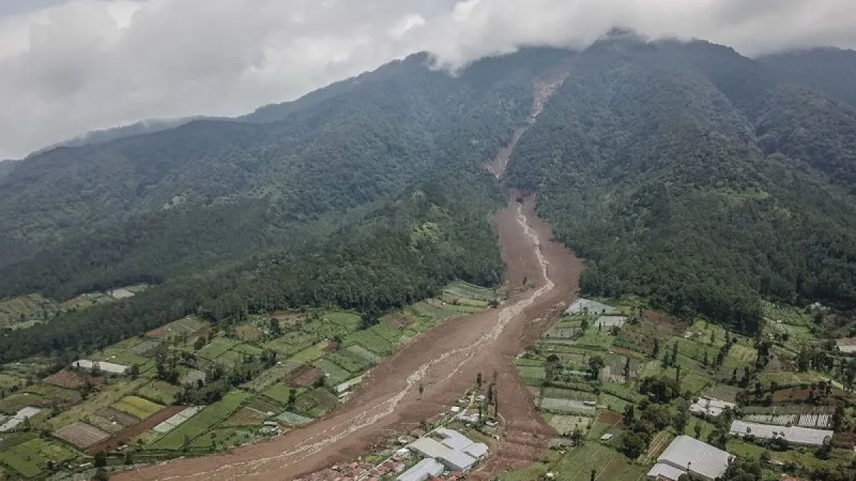 Longsor Parah di Cisarua Bandung Barat Disebabkan Geologi Rapuh dan Kejenuhan Air Tanah