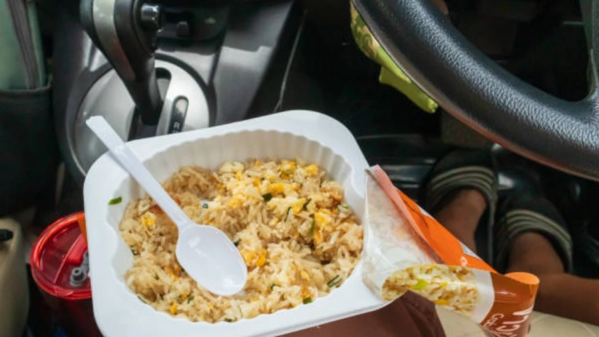 Makan di Mobil saat Perjalanan Apakah Aman untuk Kesehatan? Ini Penjelasan Pakar!