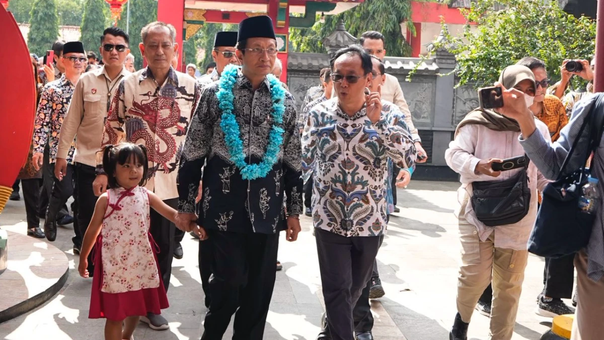 Perkuat Toleransi, Menag Tegaskan Kemudahan Perizinan Rumah Ibadah dan Serahkan Bantuan Rp50 Juta ke Vihara Sian Djin Ku Poh