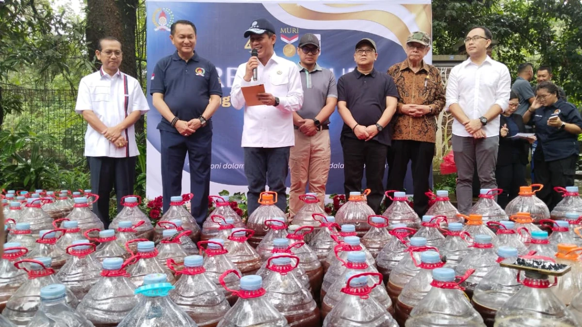 Pulihkan Sungai Cisadane, Gemabudhi–KLH Tuangkan 10.000 Liter Eco Enzyme