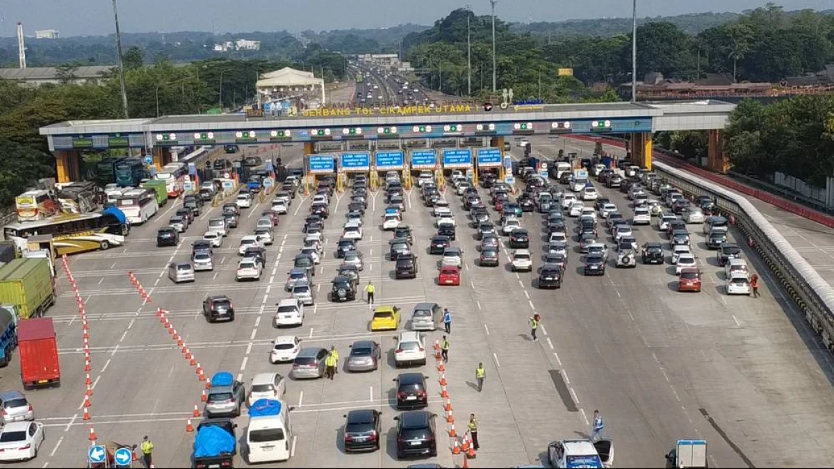 Arus Mudik Melonjak, One Way Resmi Berlaku dari Tol Cikampek hingga Kalikangkung Semarang
