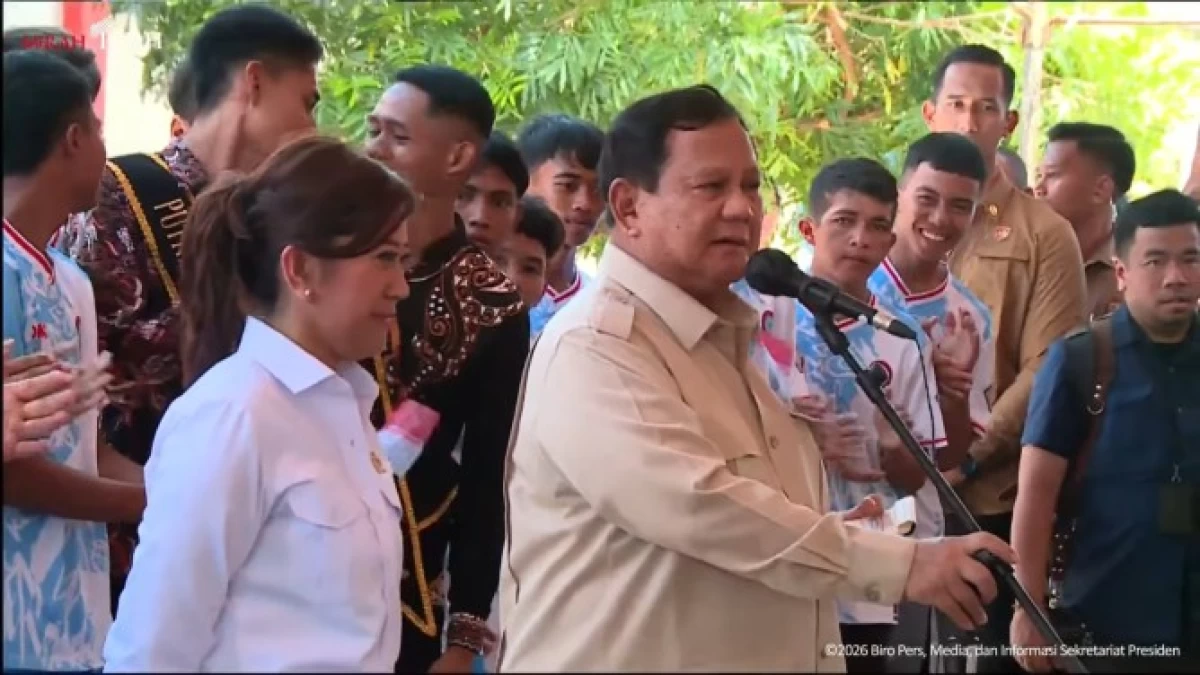 Datangi Ujung Utara RI, Menkomdigi Dampingi Presiden di Miangas Bagikan Konektivitas Internet dan HP ke Seluruh KK
