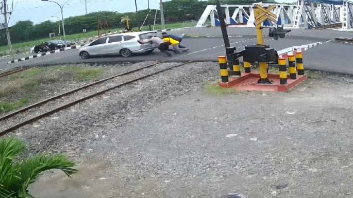 Aksi Heroik Kabid Humas Polda Jateng Selamatkan Mobil Mogok di Lintasan Rel KA Madukoro Semarang