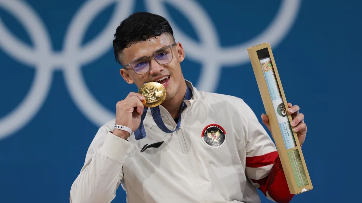 Ukir Sejarah dan Rekor Baru usai Sabet Medali Emas, Rizki Cuci dan Cium Kaki Ibu sebelum Tanding