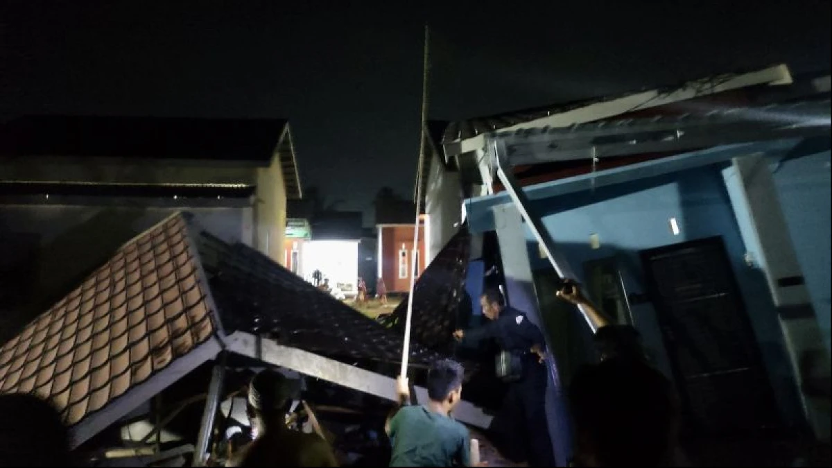 Rumah Roboh, Relawan Evakuasi 4 Korban di Banjar